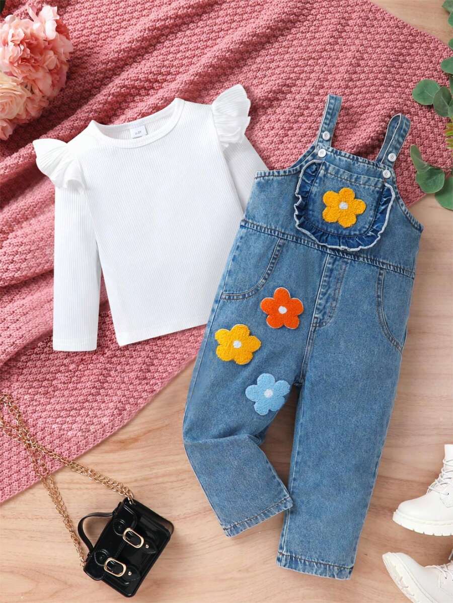 Set de 2 piezas con blusa de punto suave y linda de unicolor con abertura en los hombros y peto vaquero con detalles de bordado floral y bolsillo fruncido para niña