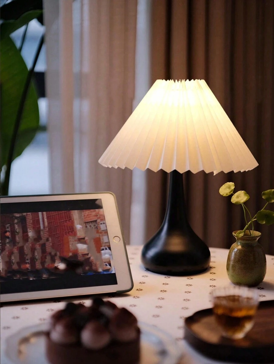 1 pezzo Lampada da tavolo nera semplice, lampada da tavolo fatta a mano con plissettatura, lampada da tavolo retrò, lampada da comodino in legno stile nordico, adatta per hotel, sala da pranzo, campeggio, luce calda, lampada d'atmosfera