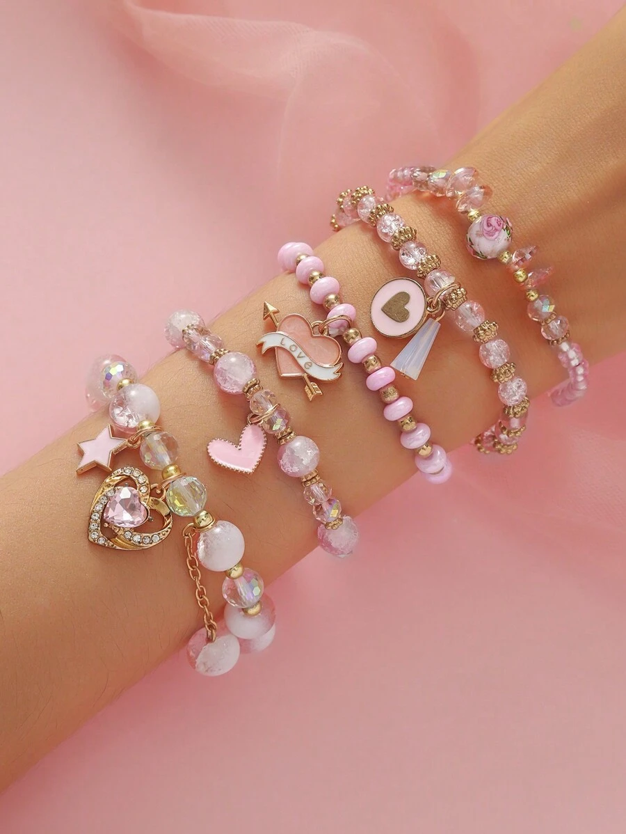 Conjunto de 5 pulseiras de contas de vidro rosa vintage boêmias com pingente de coração de strass, conjunto de joias com pingente de borla e letra de amor brilhante e personalizada, presente perfeito para amigos e mães no Dia dos Namorados ou Dia das Mães, adequado para uso diário e festas de Dia dos Namorados
