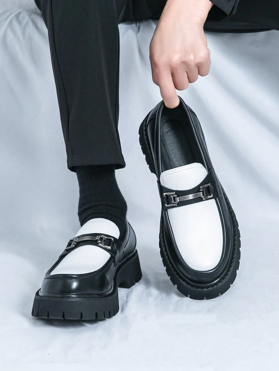 Scarpe da uomo versatili, adatte per l'ufficio e il tempo libero, con suola spessa che aumenta l'altezza, mocassini bicolore a patchwork in bianco e nero