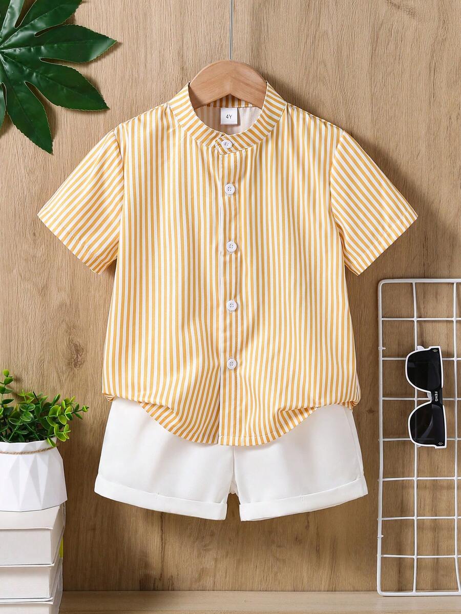 Conjunto casual de niño con top de manga corta con botones delanteros a rayas y pantalones cortos