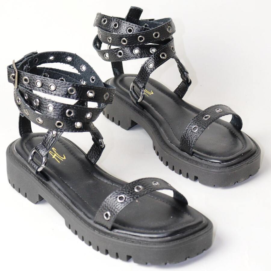 AC. ANA CRISTINA FOOTWEAR Sandália Feminina Gladiadora Sola Tratorada Com Fivelas Enfeite ilhos