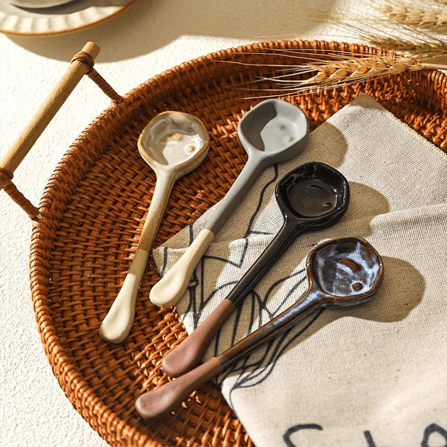1 Set (4 piezas) Cucharas de café de estilo europeo vintage de cerámica, cucharas para mezclar de cerámica retro resistentes al calor para uso doméstico, ideales para ensalada, desayuno, café, sopa creativa, perfectas para cocina, dormitorio, restaurante - Regalo navideño, artículos escolares