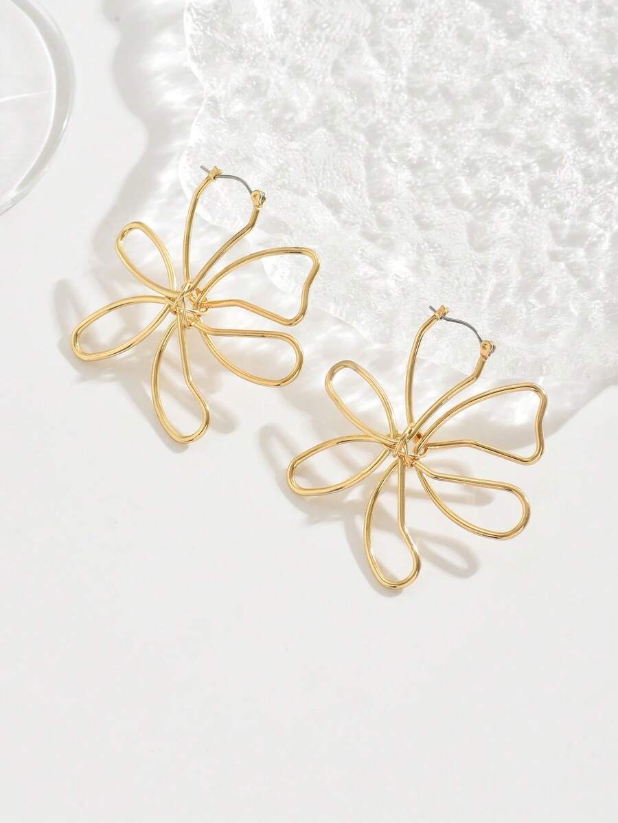 1 paire de boucles d'oreilles asymétriques à fleurs creuses minimalistes et pour femmes, convenant aux mariées, demoiselles d'honneur, mariage, soirée ou port quotidien en vacances. Cadeau de couple.