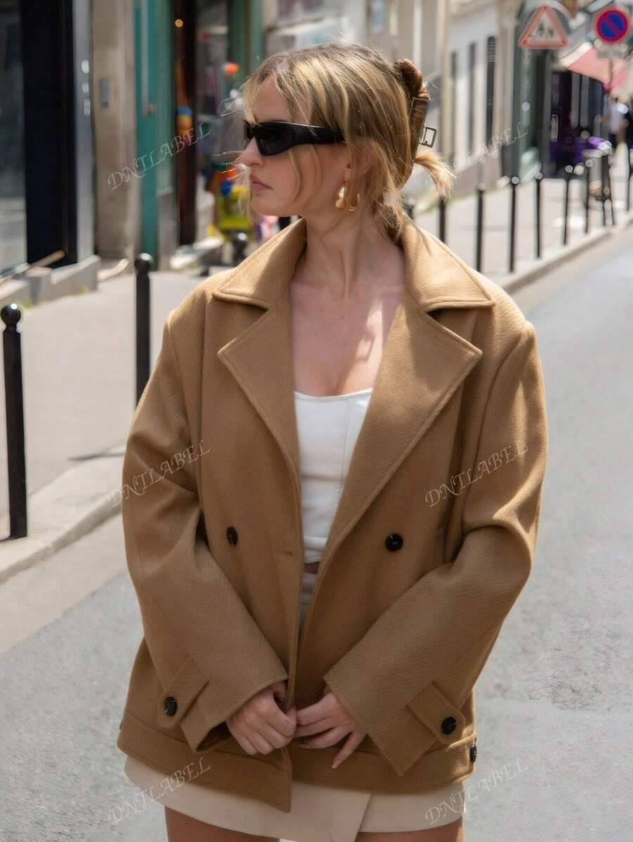 Manteau court femme de couleur unie - Design à double boutonnage, boutons fermés, avec poches et col châle. Manteau d'hiver minimaliste et élégant, parfait pour toute occasion : travail, école ou sorties
