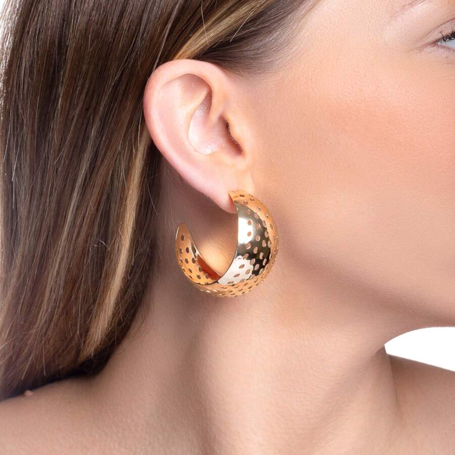 BRINCO ARGOLA ABAULADA TEXTURIZADA BANHADO A OURO 18K