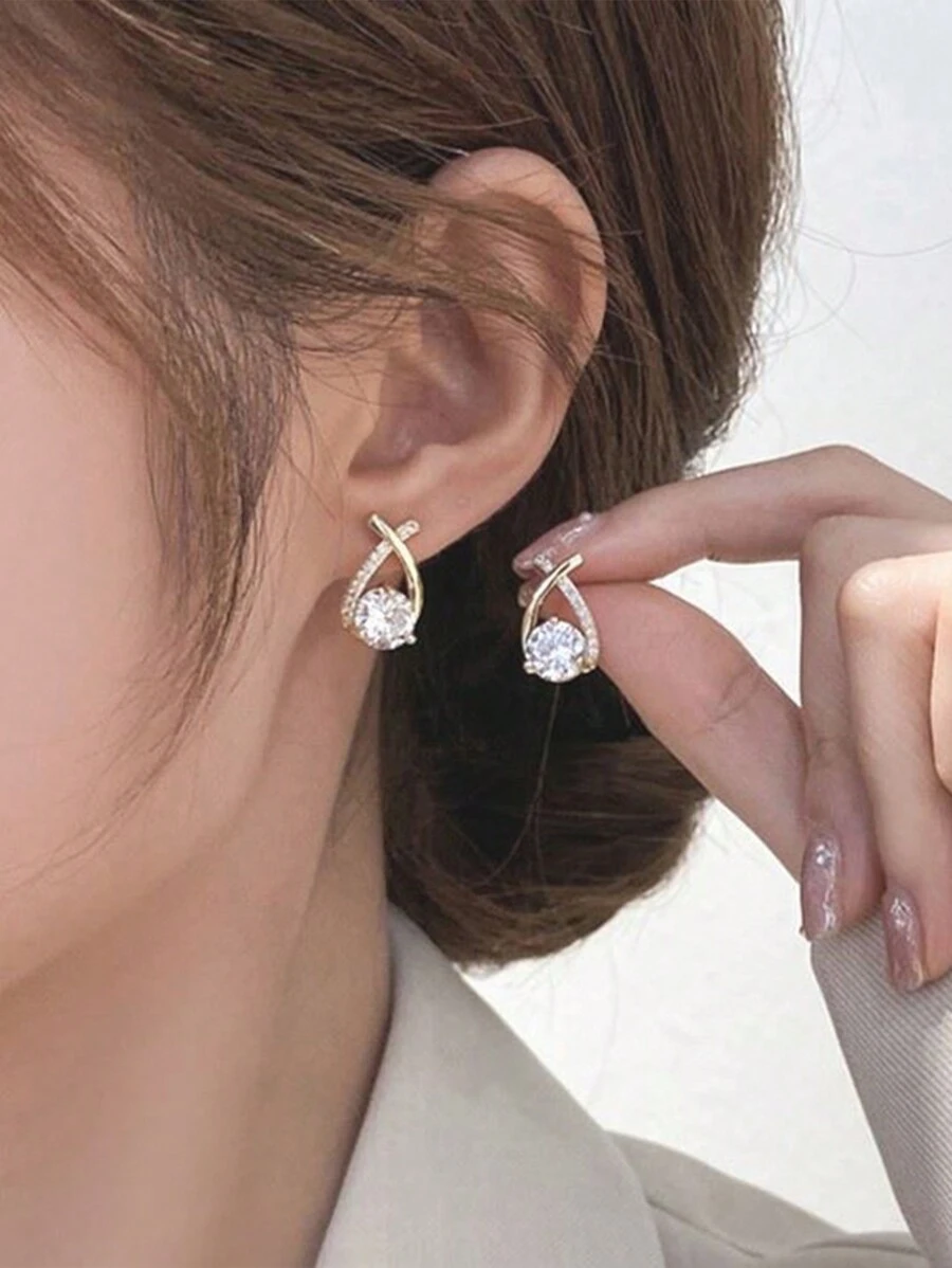 1 paire de boucles d'oreilles de luxe à la mode avec zircone en forme de goutte d'eau et design croisé. Conception haut de gamme exquise, convient