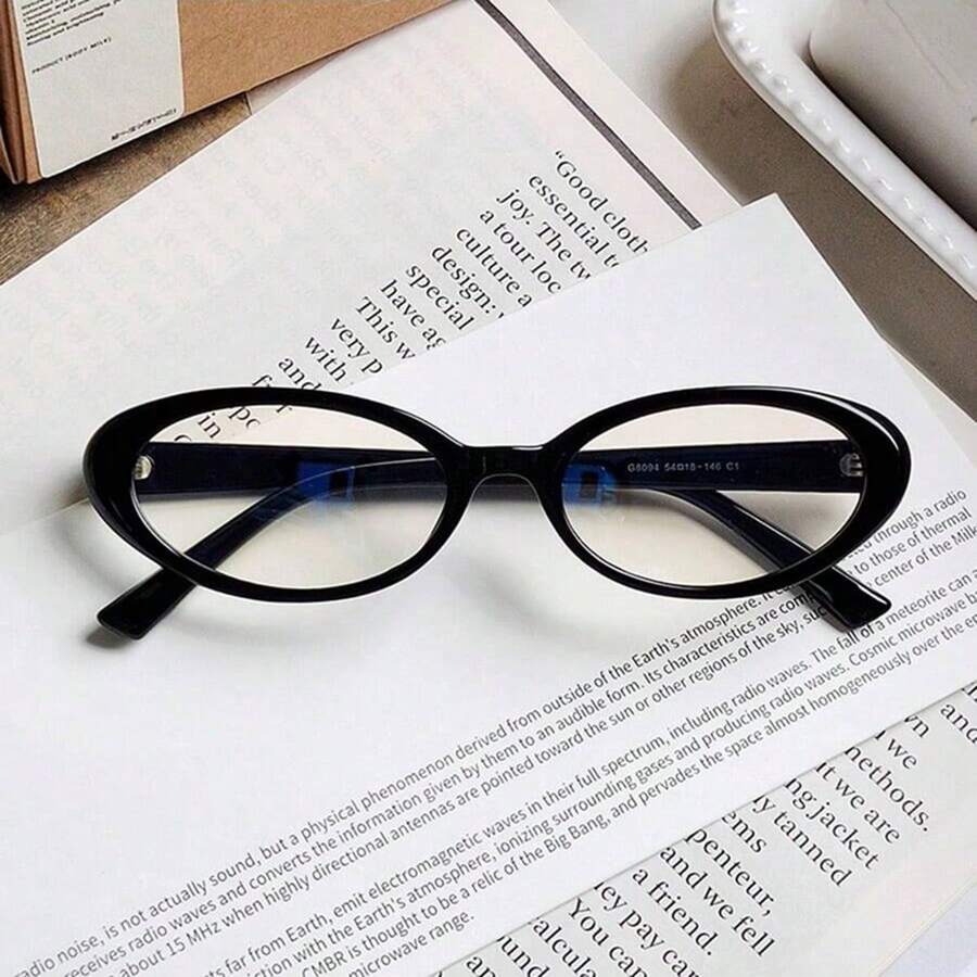 Lunettes style millénaire Y2K avec un petit cadre étroit ovale noir