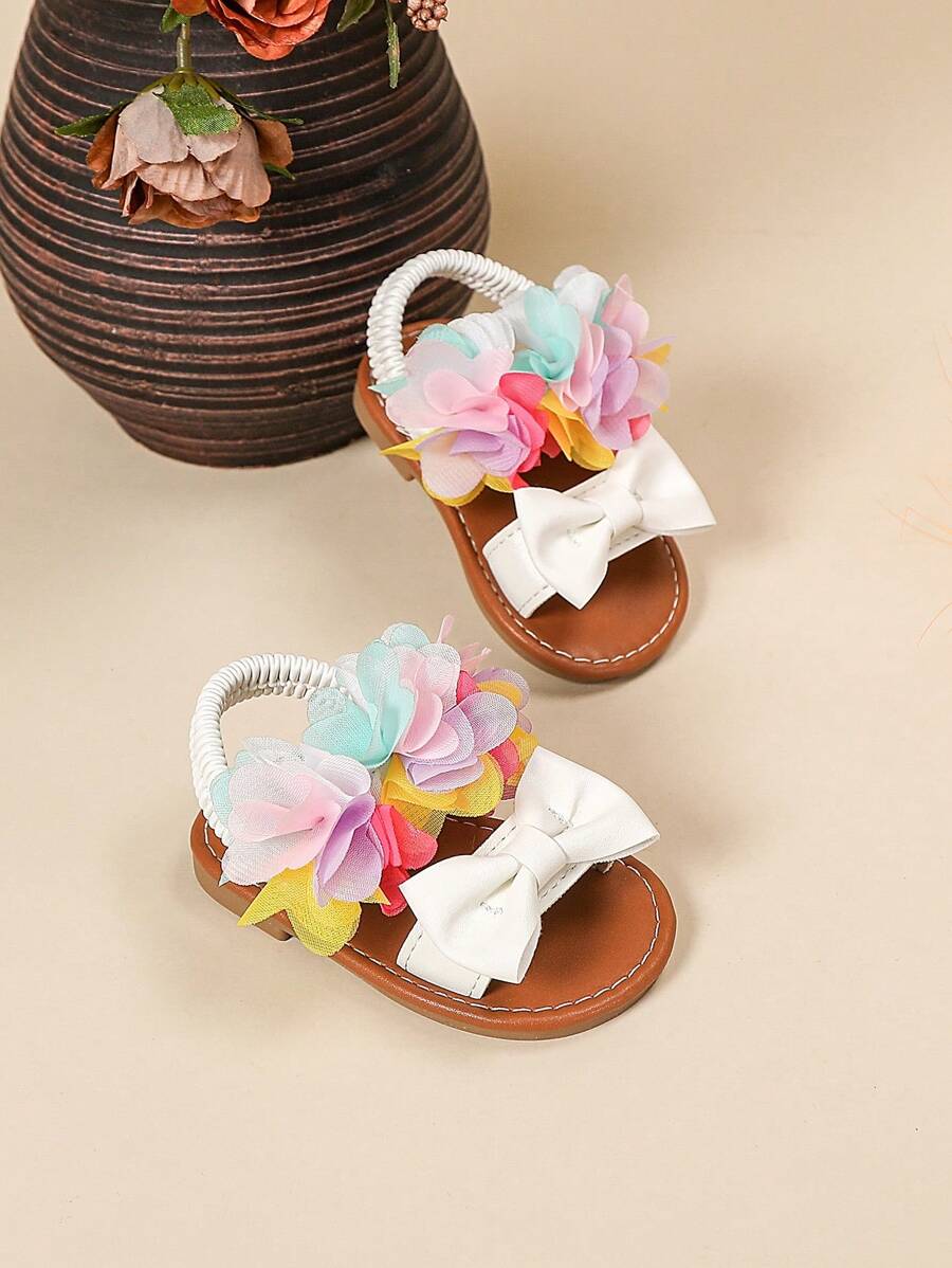 Sandali bianchi per neonati con fiori, cinturino alla caviglia elastico e catena decorativa