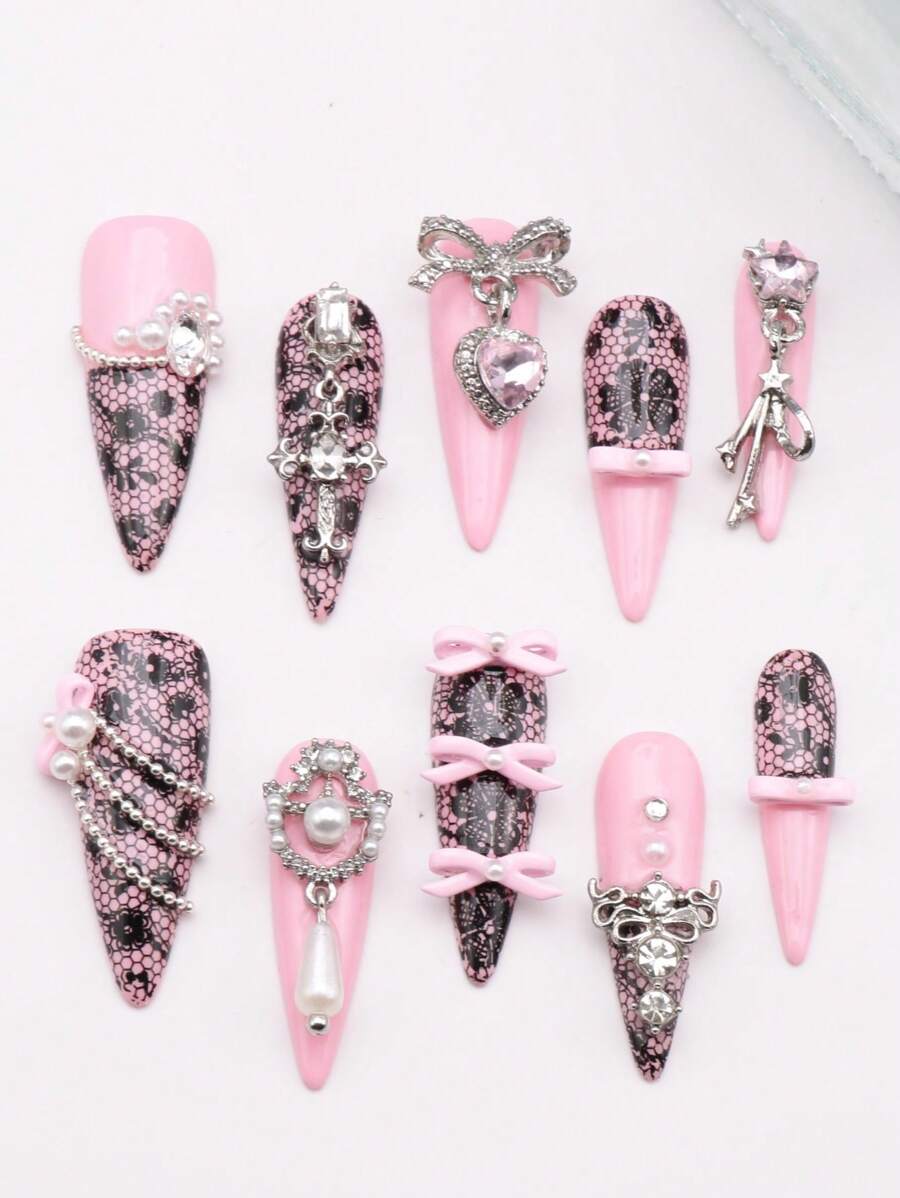 10 Pezzi Set di unghie finte pressate a mano, primaverili ed estive, di forma a stiletto lungo, decorazioni in metallo, strass, pizzo, fiori e fiocchi, punta francese, finitura lucida e lustrata, set di unghie finte e gel per arte di unghie elegante, ideale come regalo di San Valentino per ragazze e donne.