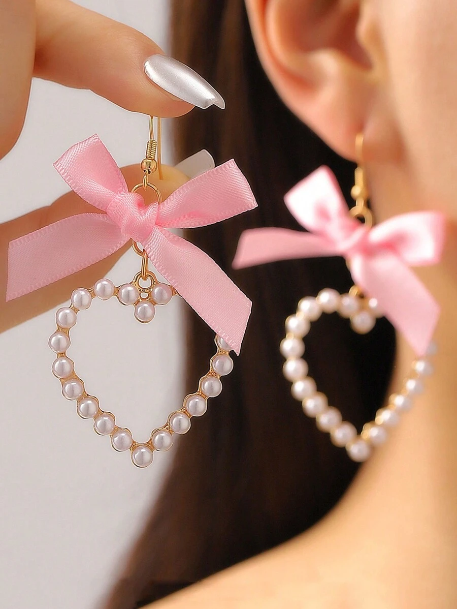 2 Stücke süße Schleifenband- und Kunstperle Herz Ohrringe, modischer eleganter Minderheitenluxus-Ohrschmuck für Frauen