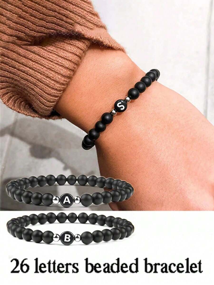 Brazalete de cuentas de piedra negra esmerilada de 6 mm Pulsera con 26 letras iniciales del nombre con cuerda elástica para regalos de pareja, amistad y familia