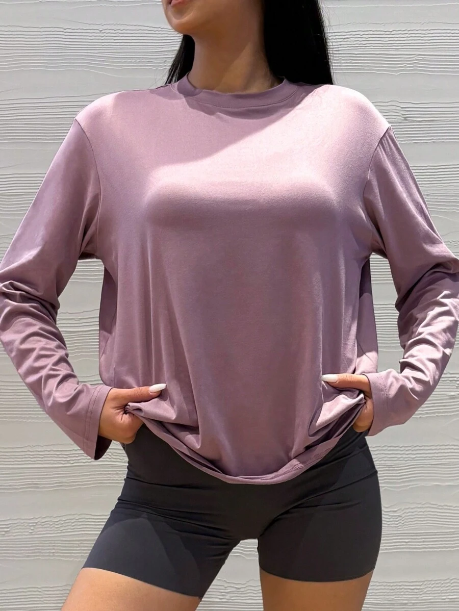 Lässiges, lose sitzendes einfarbiges schwarzes Langarm-T-Shirt mit kleinen Schulterausschnitten