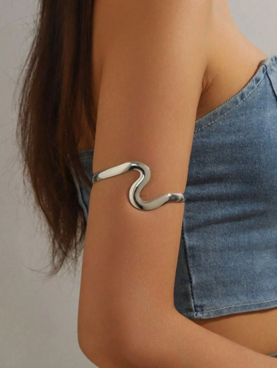 1 Stück einfaches und stilvolles minimalistisches europäisch-amerikanisches Design verstellbarer asymmetrischer Silberarmreif mit offenen Enden, INS Design, geeignet für den täglichen Gebrauch und Party von Damen