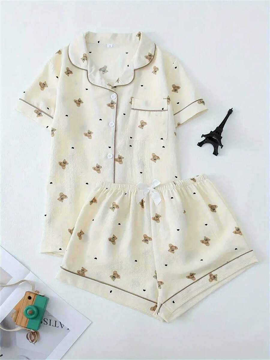 Conjunto de pijama de 2 piezas para mujer con estampado de oso y corazón: cómoda mezcla de poliéster, camiseta de manga corta abotonada con cuello de solapa y pantalones cortos con cintura elástica, lavable a máquina, estampado de corazones, ropa de dormir, conjunto de dos piezas, vacaciones.
