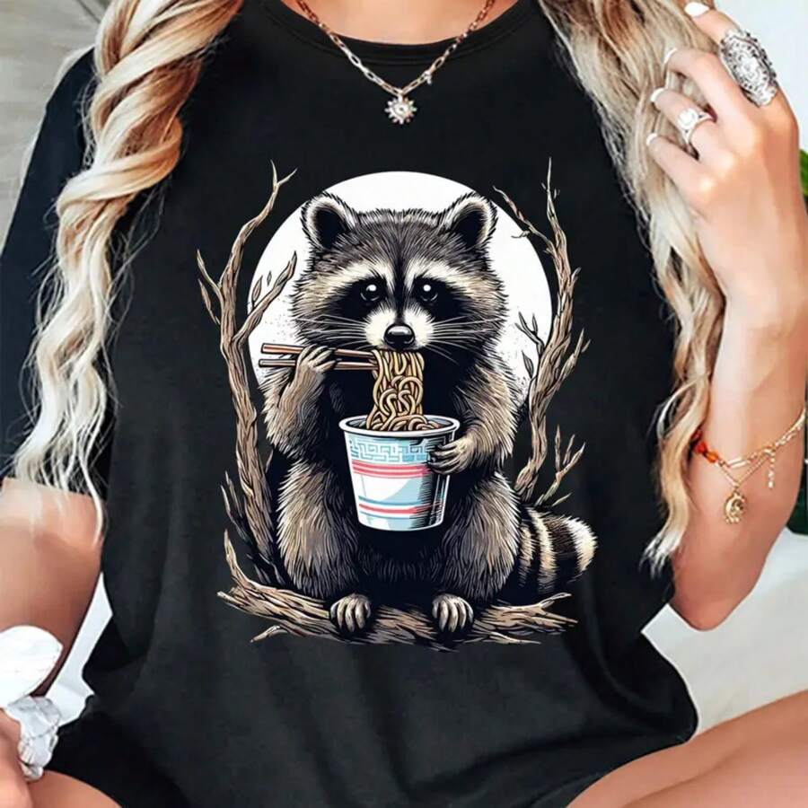 Women'S Casual Crew Neck T-Shirt With Raccoon Eating Ramen Print