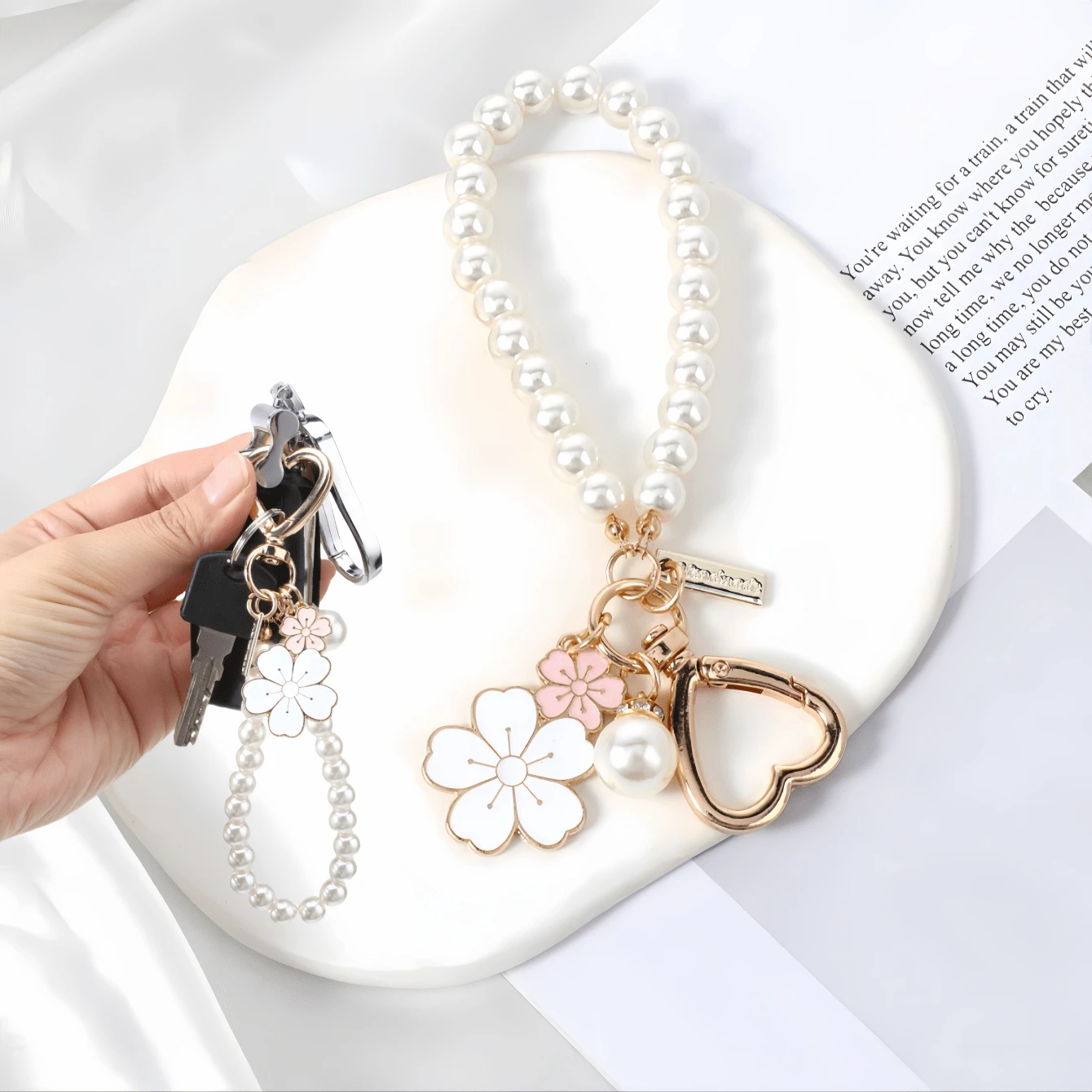 1pc Faux Pearl Key Chain, Love Car Key Chain, Backpack Pendant, Flower Girl Purse Accessories Jewelry,Piggy Milk Tea Creative Cartoon Keychain, Multi-Purpose Decoration For Car, Backpack Or Bag, Fashionable Gift For Christmas,For Jewelry Making Crocheting Crafts Arts Backpack Decor,Luxury Handbag Accessory,Valentine's Day,Fashion Jewelry Accessories,Couples Birthday & Holiday Gifts,Suitable For Bag Charm Car Keys