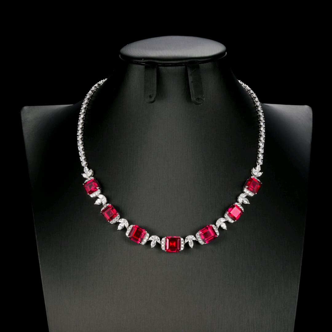 Collar de platino de alta gama de cobre chapado, engastado con rubíes sintéticos y diamantes, elegante para banquetes y joyería de boda