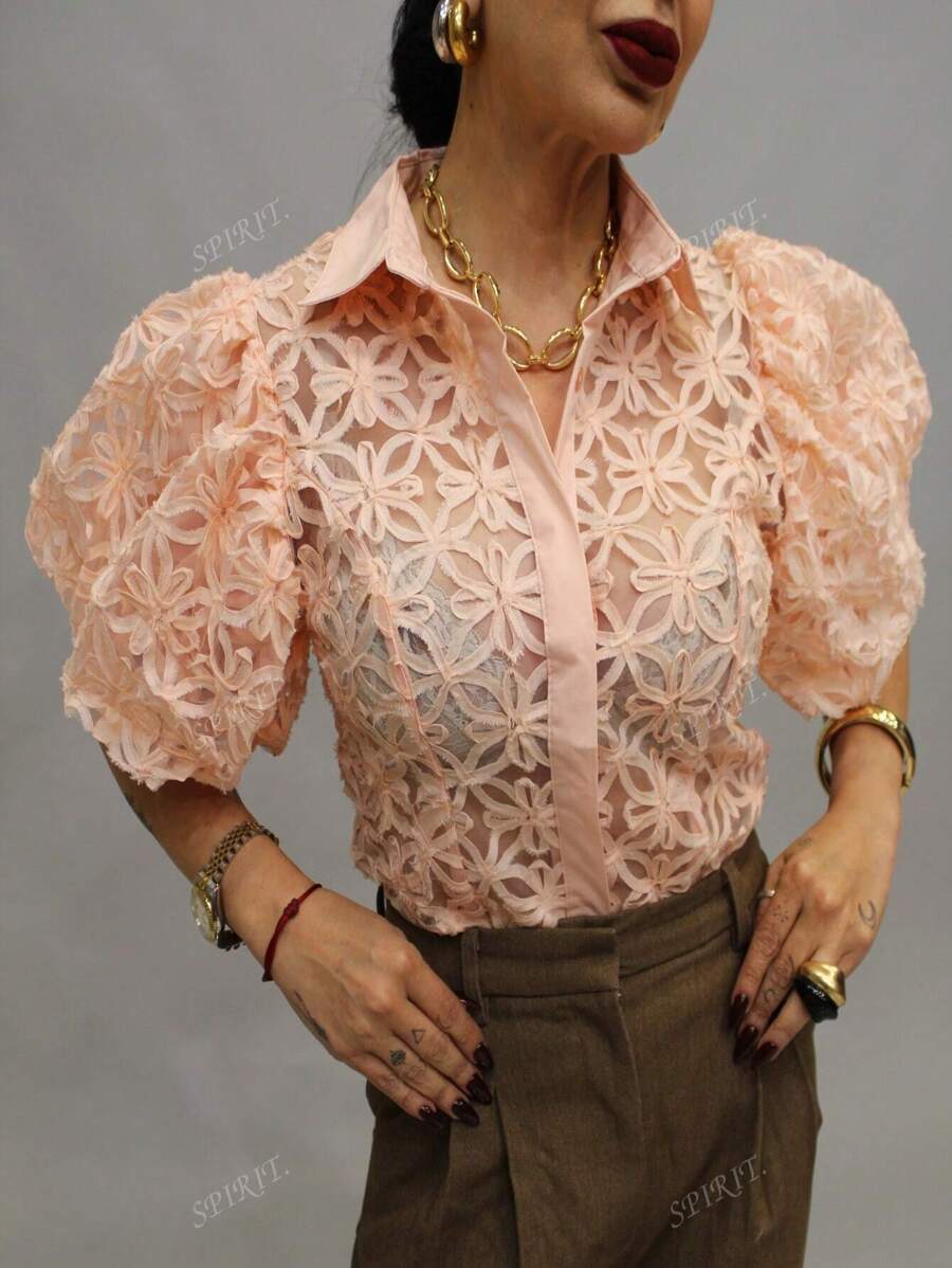 SPIRIT Blusa de manga media de mujer con manga estilo globo, tela organza troquelada de textura en forma de flores con botones y cuello estilo de camisa ligera, con estilo para temporada de calor, primavera verano, ideal para reuniones o oficina.