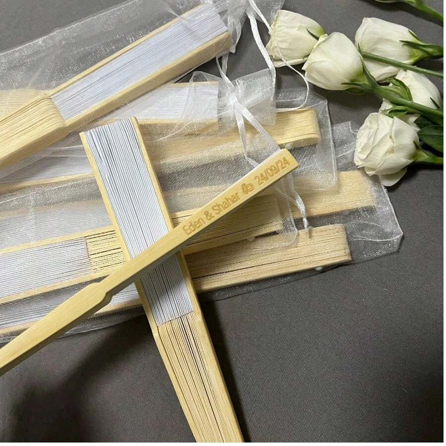 20/50/80/100 pièces Ventilateur en papier pliant élégant blanc personnalisé avec gravure, avec sac cadeau avec organza et fournitures de fête de mariage portables. Anti-moisissure, chic, mignon, personnalisé. Cadeaux idéaux pour lui, pour elle, petit ami, papa, petite amie, maman, famille, amis, salon de thé, maison, jardin, bureau, pour anniversaires, pour la Saint-Valentin, pour la fête des mères, pour les anniversaires, pour la fête des pères, pour la remise des diplômes, pour les mariages, pour le pendaison de crémaillère