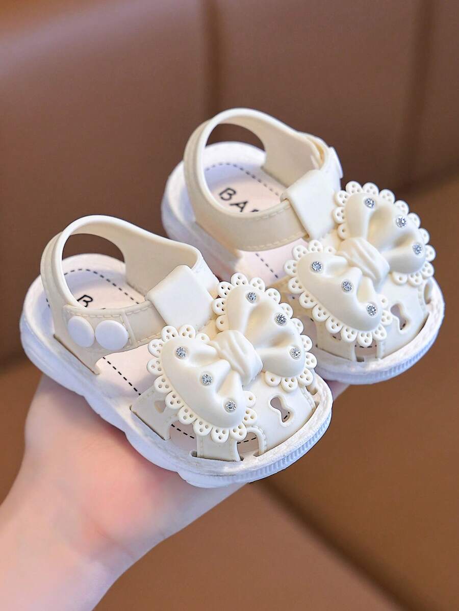 1 par de sandalias blancas adorables para bebé/niña pequeña, zapatillas de estar por casa, calzado de playa para verano