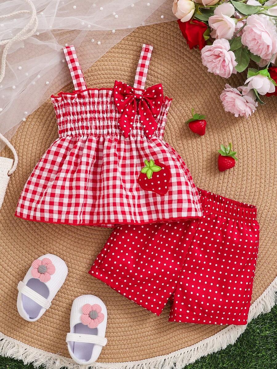 Conjunto de 2 piezas para niña bebé que incluye blusa con bordado de fresa y moño, y pantalones cortos con lunares rojos