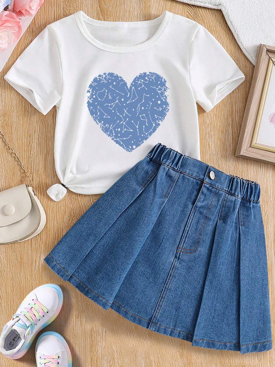 Conjunto de niña preadolescente con top de manga corta con estampado de corazones y falda vaquera