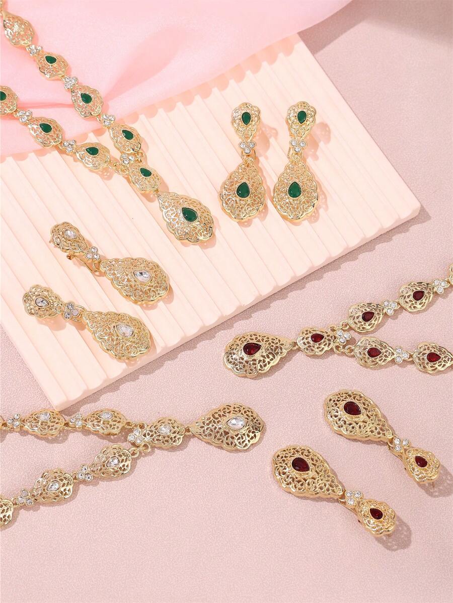 An Arabic-Style Set Of Fashionable And Popular Palace Hollow-Out Diamond-Inlaid Teardrop Pendant, Earrings, And Necklace Combo For Brides To Wear At Weddings, Banquets, Parties And Dance Parties.