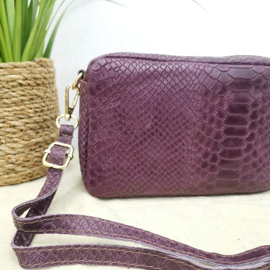 Bolsa, Bolsa de Ombro, Carteira. Design com Zíper Duplo. Feito de Couro Genuíno, Apresentando um Padrão de Crocodilo Vintage de Cor Sólida. Feito na Itália. Nova Bolsa de Ombro Feminina, Bolsa Carteiro Preta da Moda, Clutch Casual Feminina