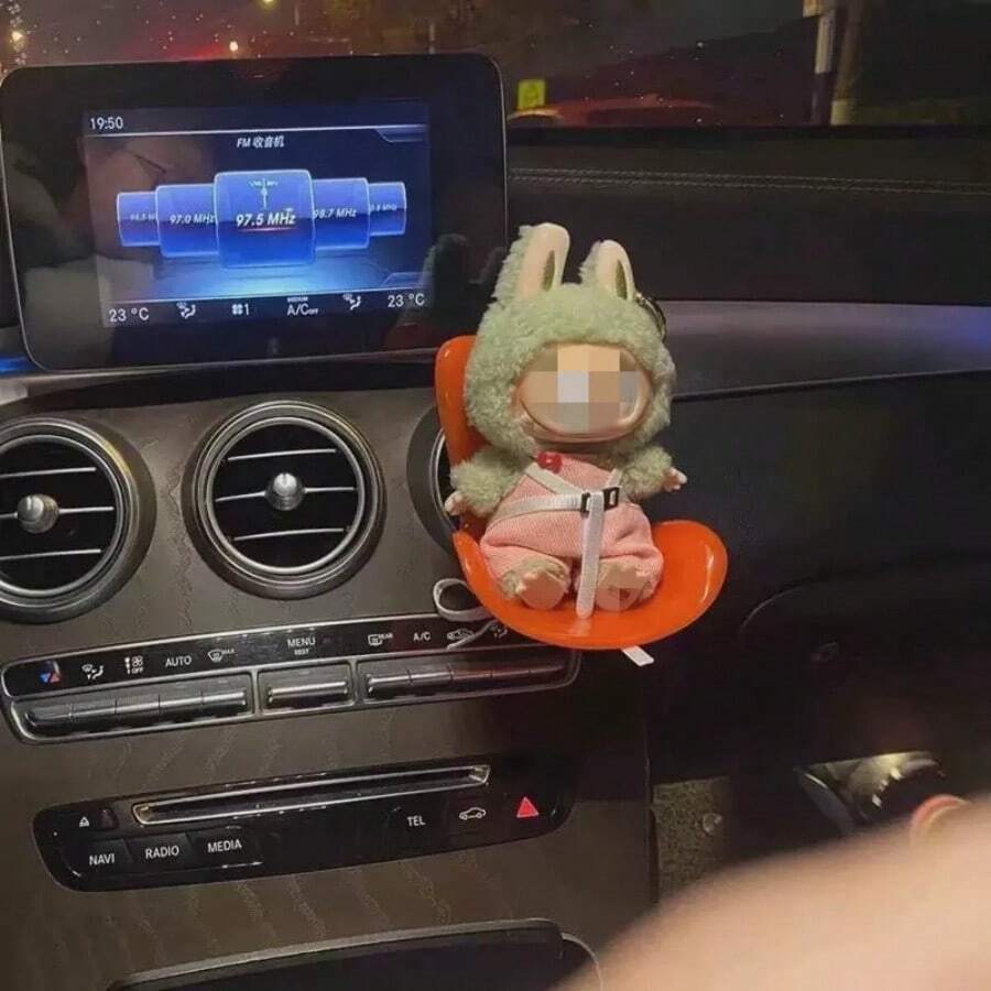 1pc Car Vent Decor Safety Seat, Doll Toy Accessory Chair, Air Vent Aromatherapy Clip, Car Safety Seat Decoration, Vent Clip, Birthday/Holiday Gift, Cute Car Interior Accessory Gifts Graduation