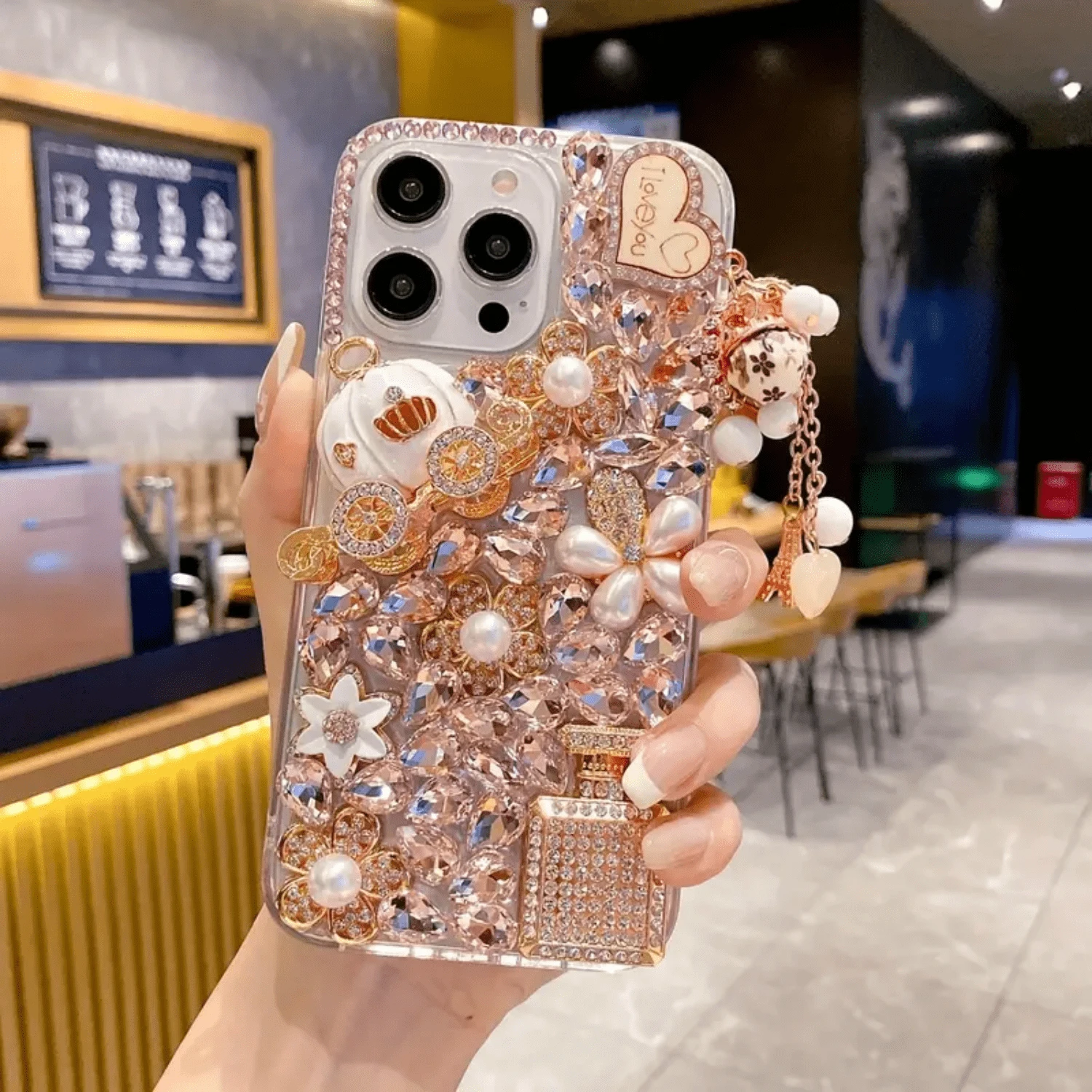 Étui strass diamant pour iPhone 16/15/14/13/12/11. Étui de luxe 3D avec papillon et fleurs scintillants en cristal strass. Idéal pour les filles, les femmes, les enfants. Cadeau pour la famille, les amis, les enfants, les anniversaires, le printemps, les vacances, les petits amis, la Saint-Valentin