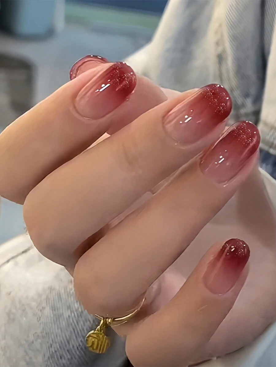 Migliora il tuo aspetto con 24 unghie finte a forma di quadrato corto, motivo romantico a cuore e sfumatura rosso brillante, set completo di unghie finte con copertura totale per donne e ragazze, include 1 foglio di adesivi e 1 striscetta di gel jelly casuale