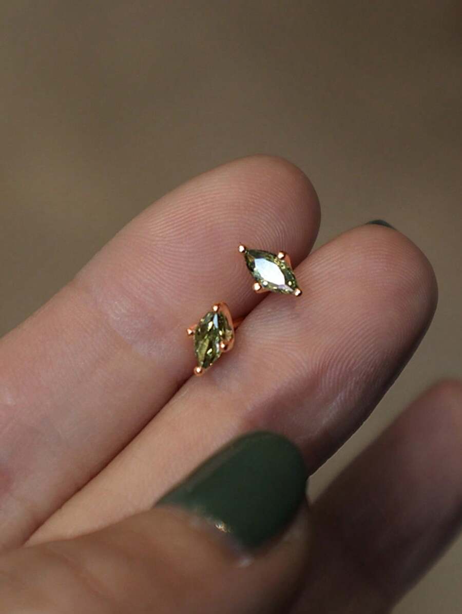 BALMORA 1 paire de boucles d'oreilles de luxe élégantes en argent sterling 925 avec émeraude à quatre griffes et zircone cubique. Cadeau simple pour femmes, soirée et meilleures amies