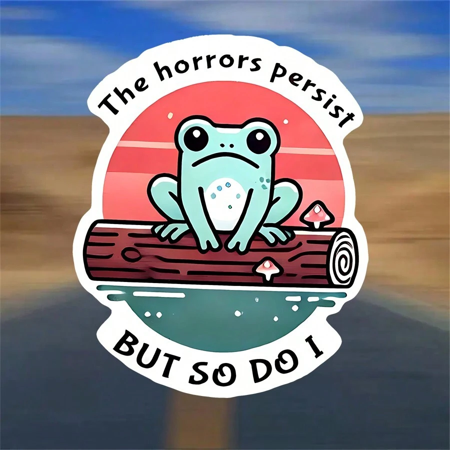 1PC 3 Inch Grappige "The Horrors Persist But So Do I" Motiverende Kikker Verwijderbare Buiten Waterdichte Vinyl Creatieve Cadeau Sticker Voor Elk Glad Oppervlak Laptop Tablet Telefoonhoesje Notitieboek Memo Bureau Schoolbenodigdheden Slaapzaal Muur Waterfles Tumbler Koelkast Decal Kantoorartikelen Doos Hengel Tas Spiegel Rand Bagage Skateboard Gereedschapskist Kantoor Bureau Map Kindle