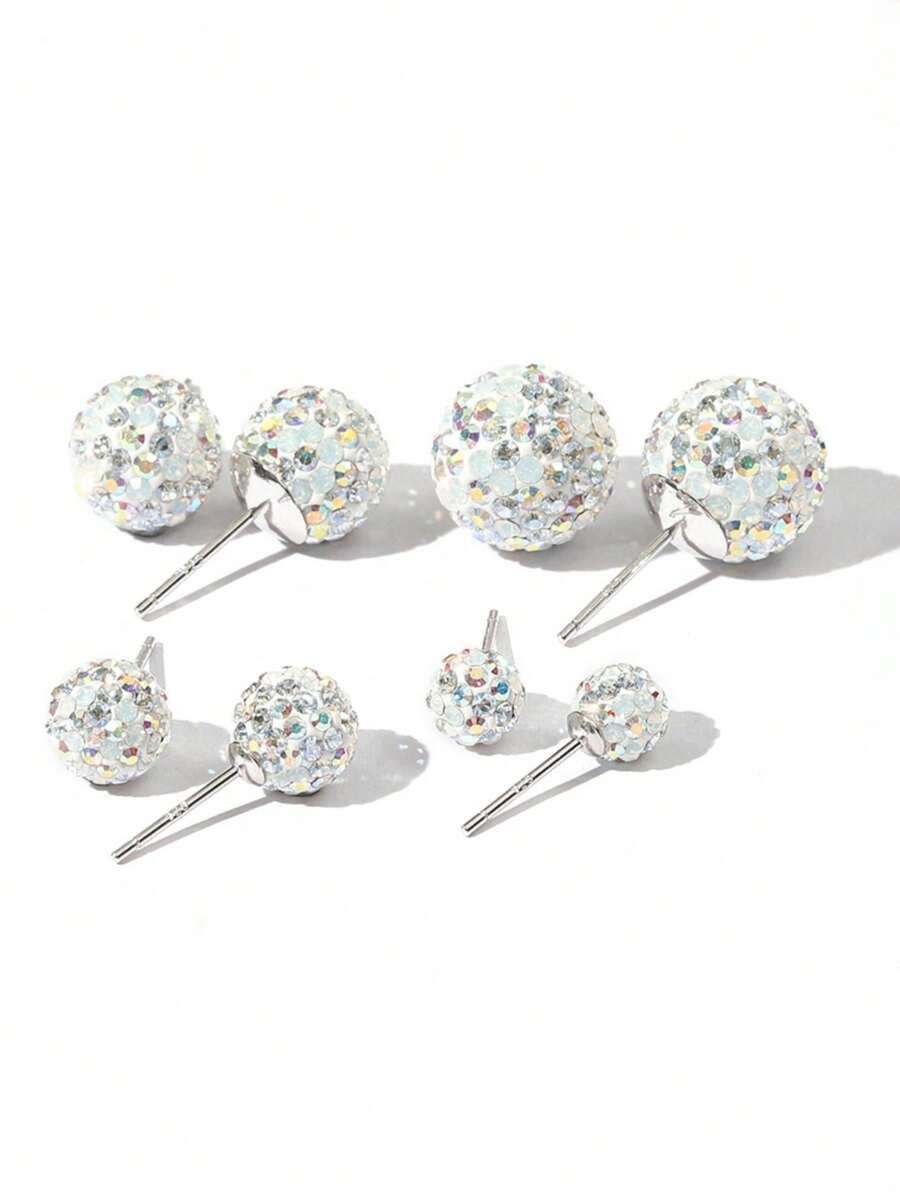 1 paire de boucles d'oreilles à tige en argent sterling inspirées des flocons de neige avec une collection captivante de cristaux montés à la main.