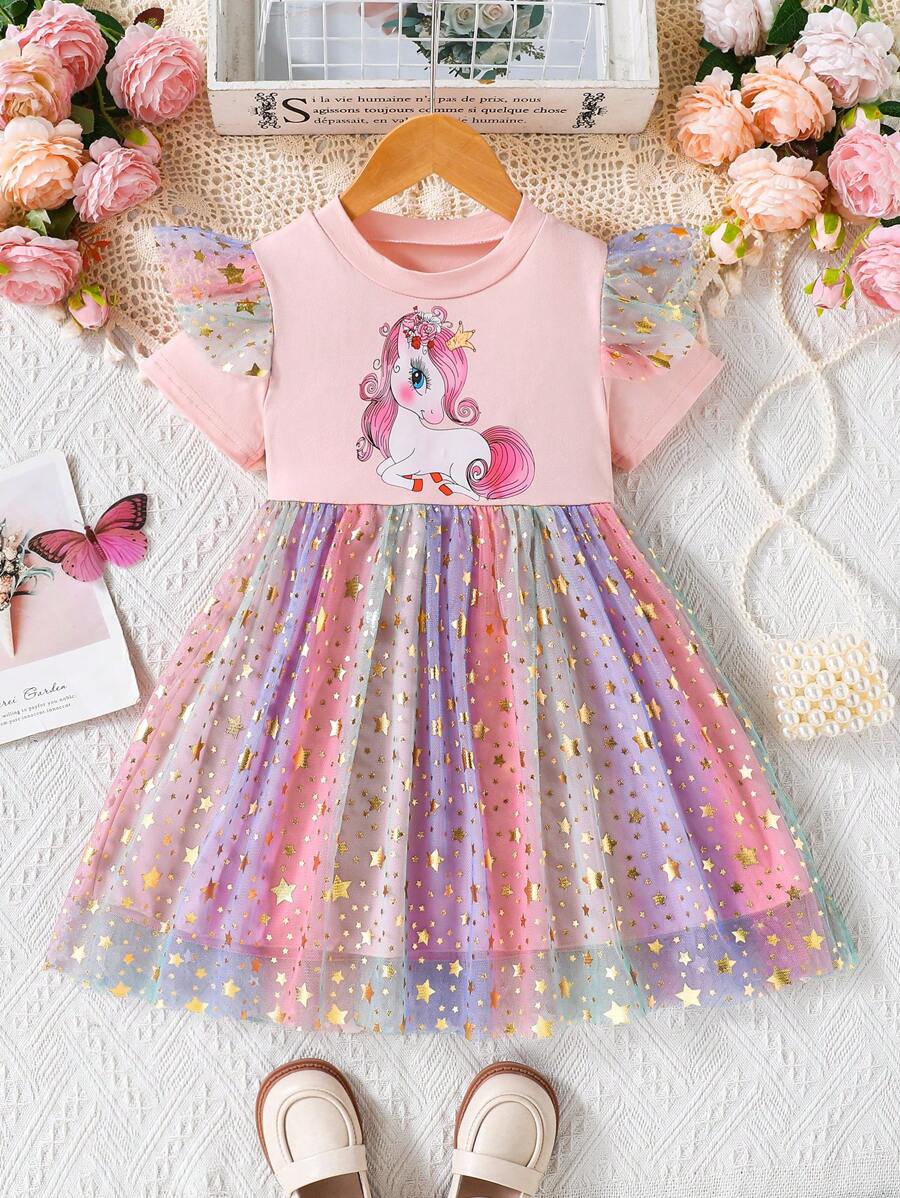 Abito estivo da ragazza con stampa unicorno, collo rotondo, maniche corte, spalle arricciate, blocchi di colore, maglia traforata e tulle a stelle