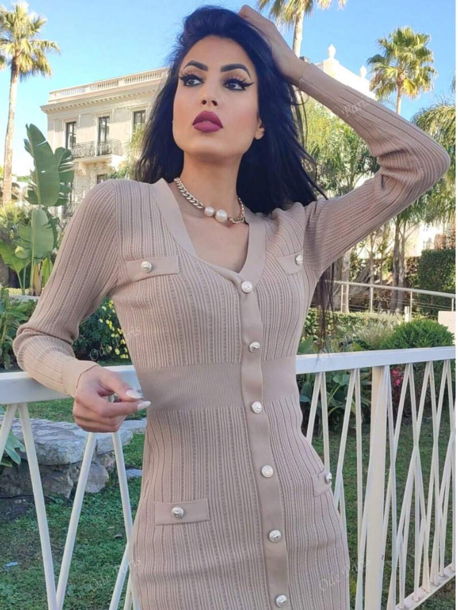 Abito in maglia con dettagli in perle e design slim fit. Questo abito in maglia unisce raffinatezza e vestibilità comoda. La trama a costine esalta la sua silhouette sottile, mentre i dettagli con bottoni in perla sul davanti e sulle tasche aggiungono un tocco di eleganza Fornisce facilità di movimento, rendendolo ideale sia per l'abbigliamento da lavoro che per le uscite casual. Abbinalo a stivali al ginocchio o tacchi per un look raffinato ed elegante.