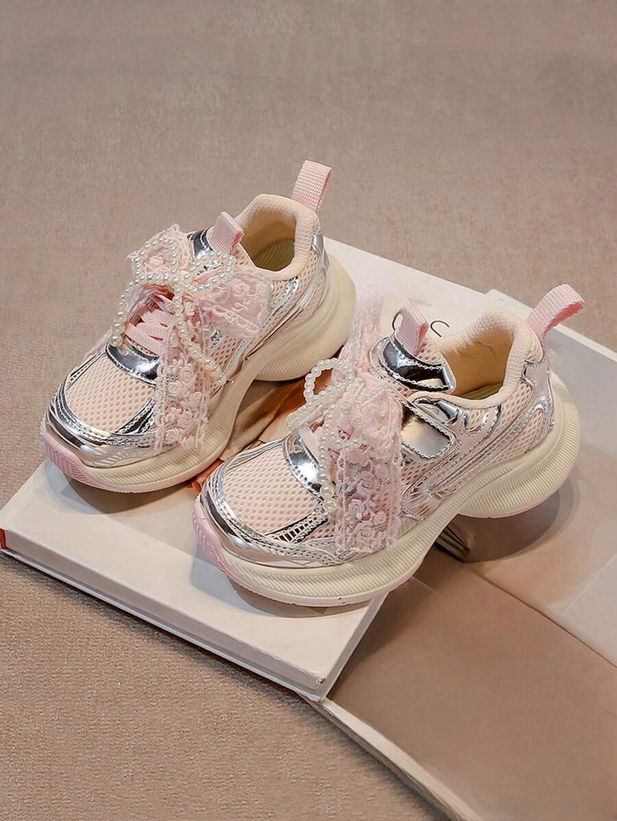 Zapatos deportivos nuevos de primavera para niñas con decoración de perlas, encaje y moño, calzado para niñas grandes para correr, zapatos casuales de malla transpirable y ligeros con plataforma, para uso en el campus