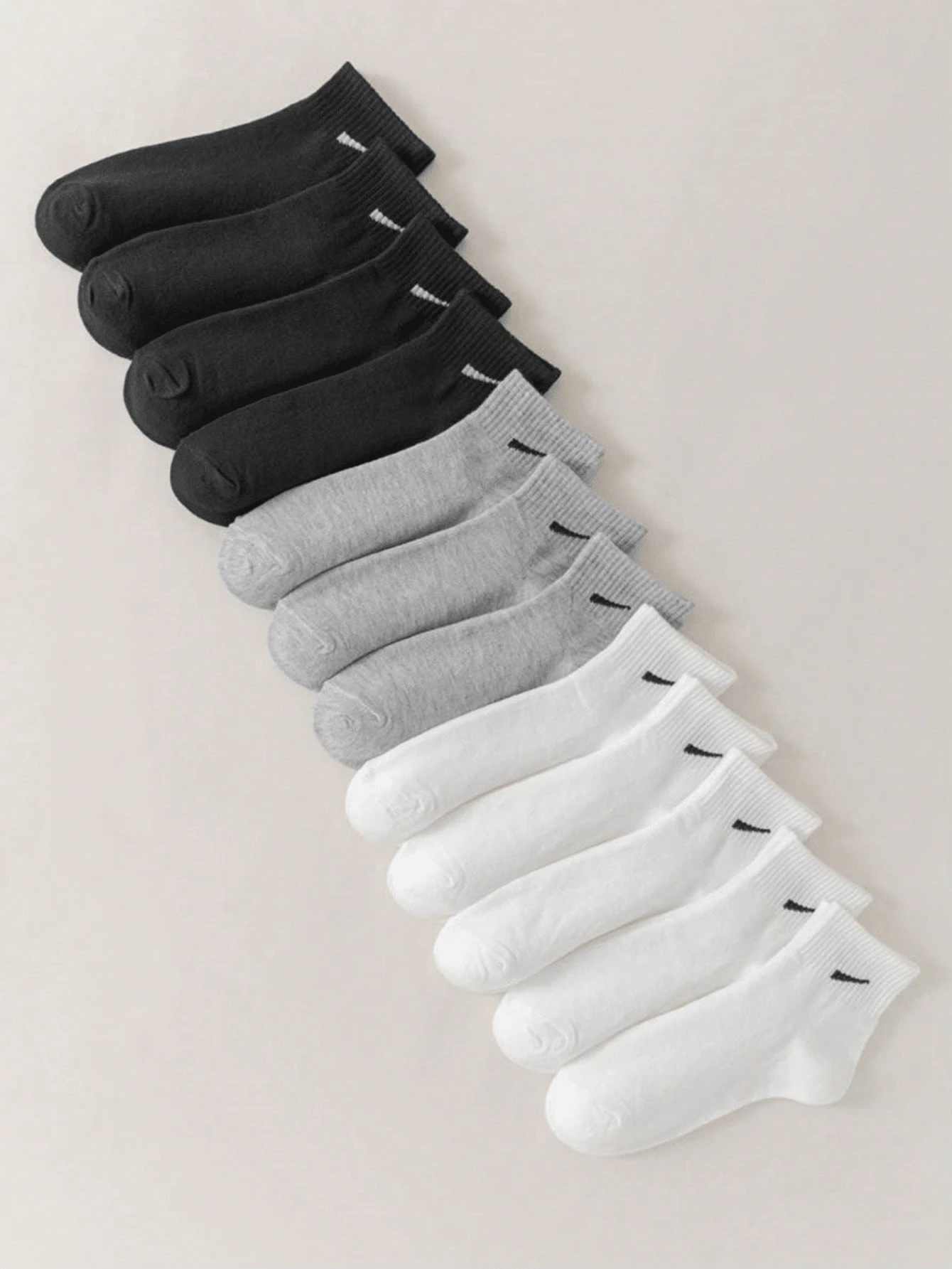6/8/10/12 paires de chaussettes courtes multicolores, noires, blanches et grises pour femmes, chaussettes mi-mollet en tricot polyvalentes pour couples, style Y2K, pour l'extérieur, les fêtes, le gothique, la rentrée scolaire, douces et confortables respirantes