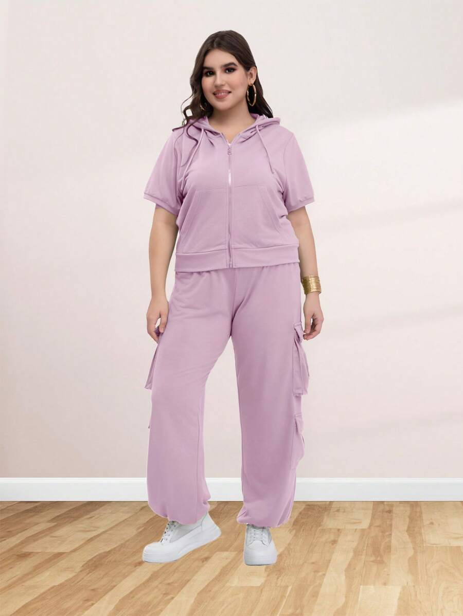 Conjunto deportivo Talla Extra de pants con sudadera de manga corta con cordones con bolsillos en las piernas.