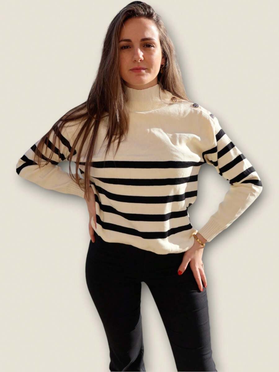 EverlyX Sweter w paski z wysokim kołnierzem i eleganckimi złotymi guzikami - Wyrafinowany i uniwersalny design, idealny do stylowego zimowego wyglądu - Wykonany z miękkiej i ciepłej tkaniny dla większego komfortu w chłodne dni - Idealny damski styl, który można łączyć z każdą zimową stylizacją - ✅ Dostawa w ciągu 3-5 dni