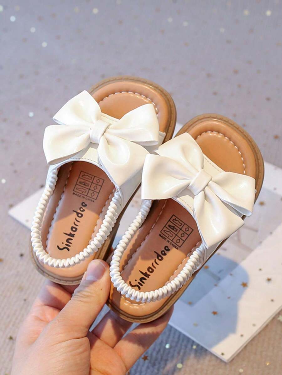 1 Paio di sandali con punta chiusa per ragazze, adatti per l'estate, nuovi stile coreano per scarpe da bambina, scarpe piatte con fiocco antiscivolo per bambine/neonati, abbinabili a vestiti
