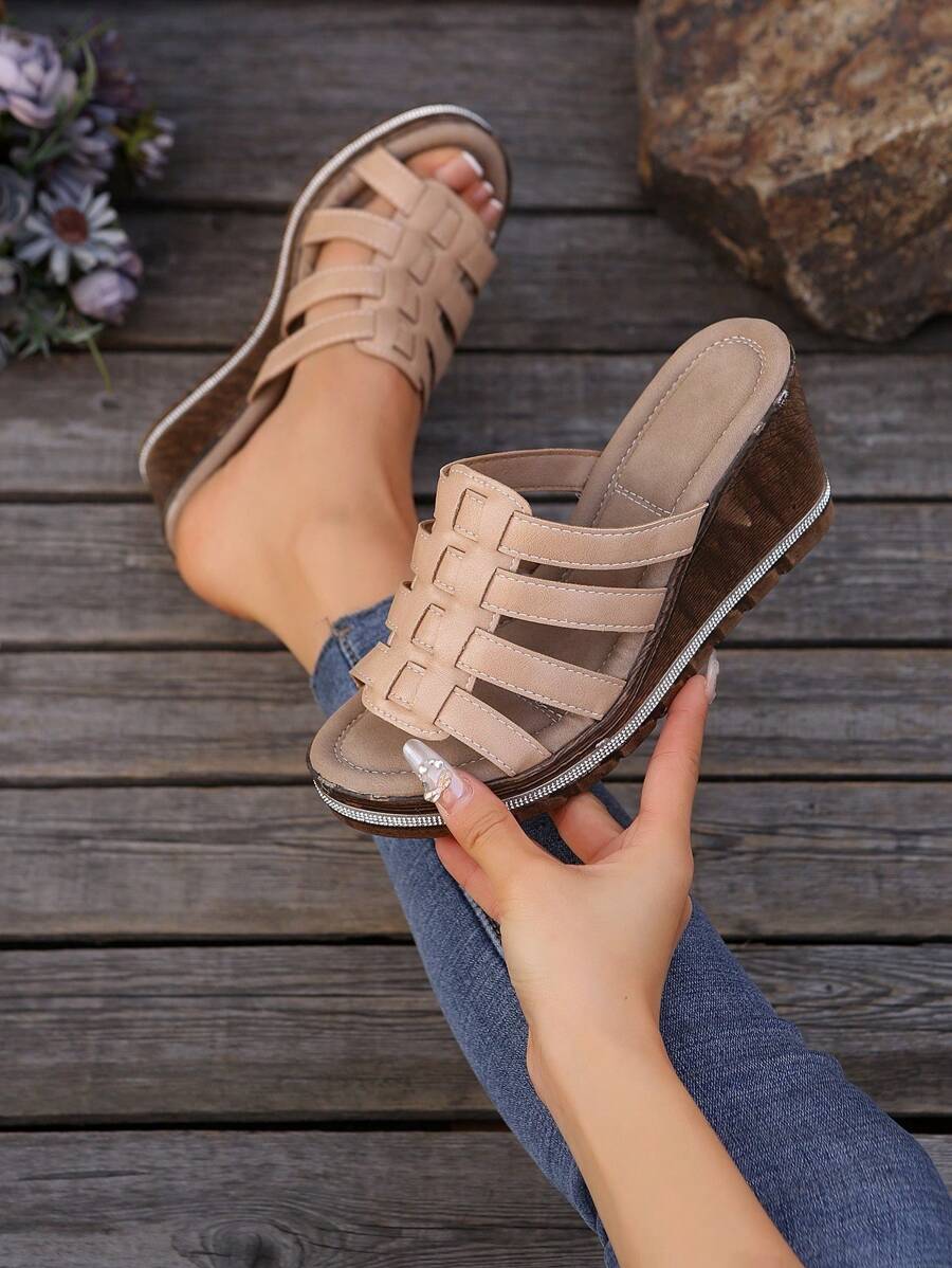 Dames abrikooskleurige sandalen met dikke zool en sleehak, geschikt voor strandvakanties