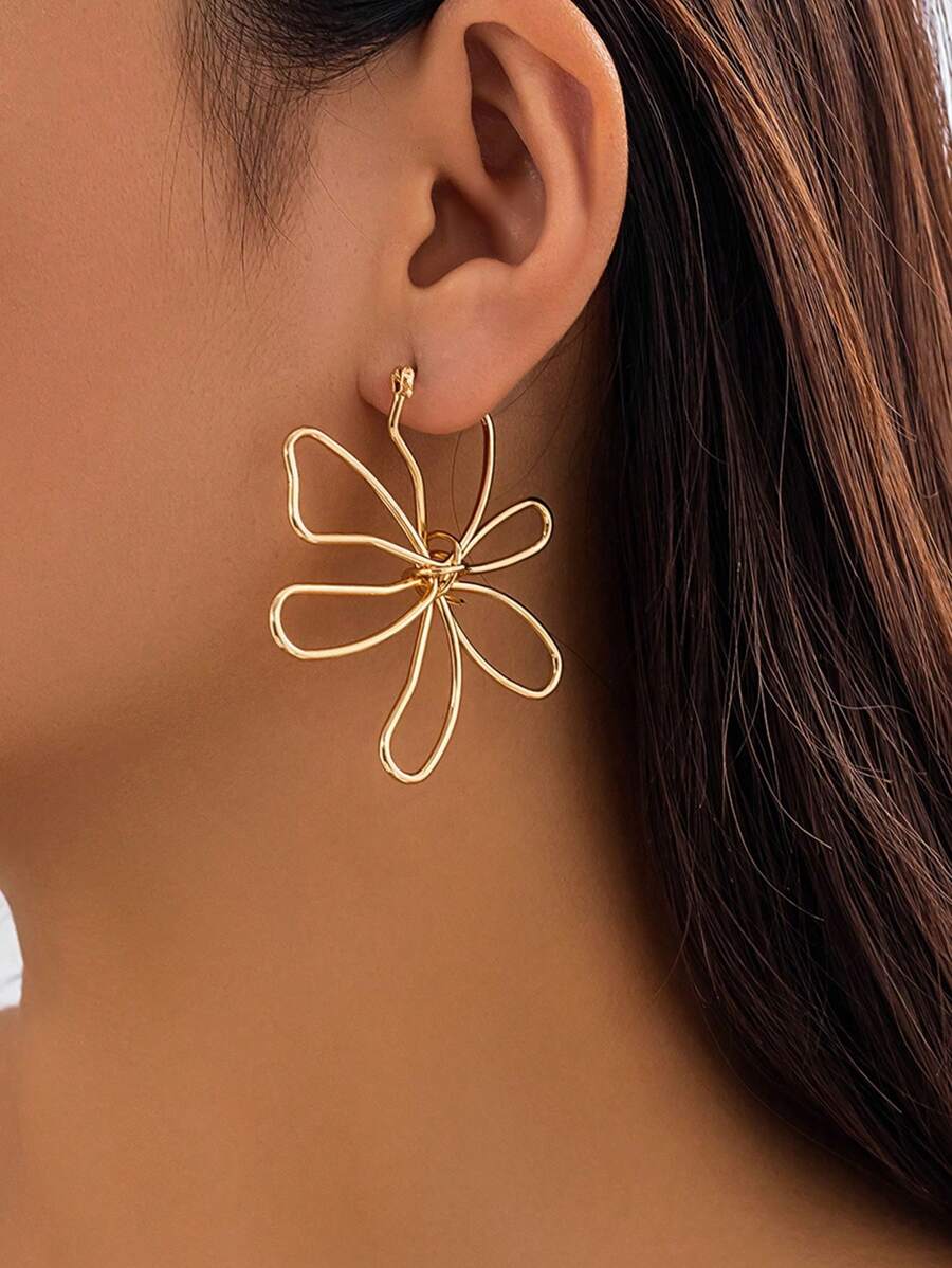 1 Pair Minimalist Asymmetrical Hollow Flower Design Earrings, Suitable For Everyday, Vacation, Date, Couple Gift