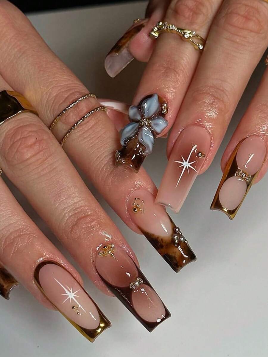 24 piezas de diseños de arte de uñas floral elegante - base marrón con estrellas, líneas doradas y elementos rayados, creando un efecto visual vanguardista y único, que permite a las damas lograr un estilo de uñas postizas atrevido, personalizado