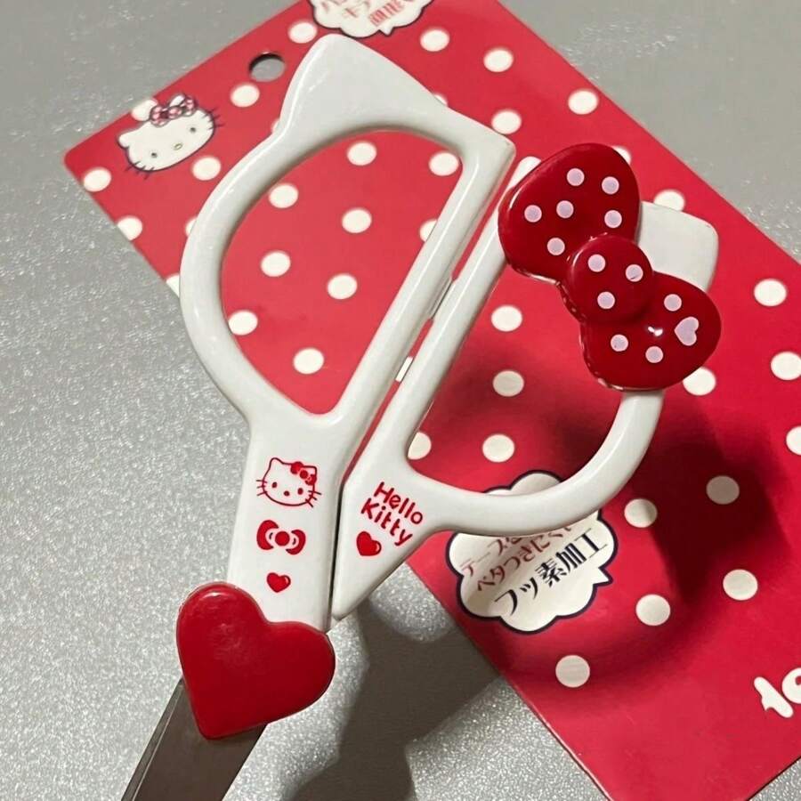 Sanrio 1 pieza Tijeras de estudiante con diseño de gato KT lindo y en forma de mariposa con mango de plástico, con empaque con forma de corazón