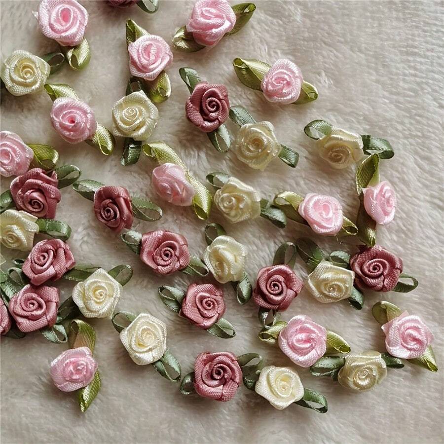 30/50 piezas Mini rosas de satén con hojas verdes, manualidades DIY, costura y decoración de boda, decoración del Día de San Valentín - Decoraciones florales adorables - Mezcla aleatoria