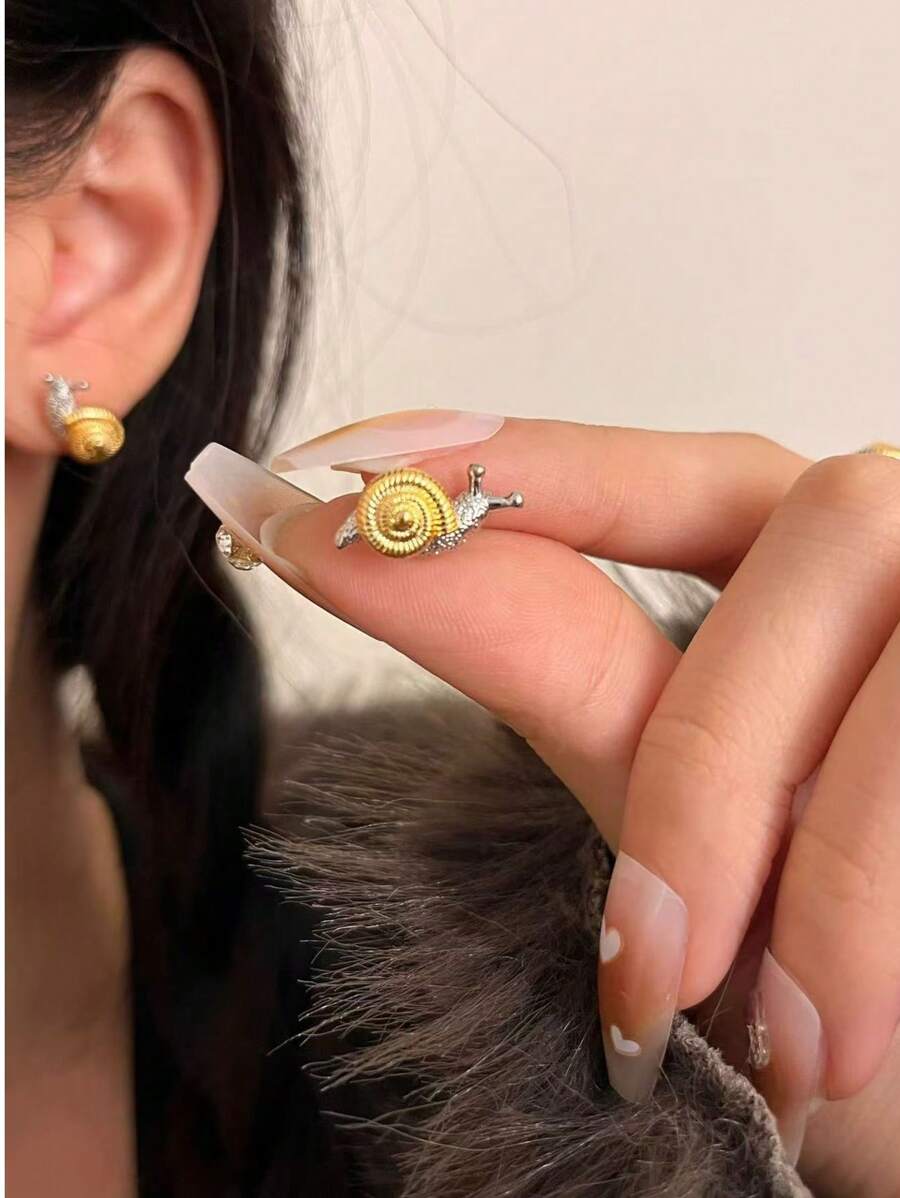 1 Paar delikate zweifarbige Schnecken-Ohrstecker, minimalistischer süßer Tierschmuck für den täglichen Gebrauch