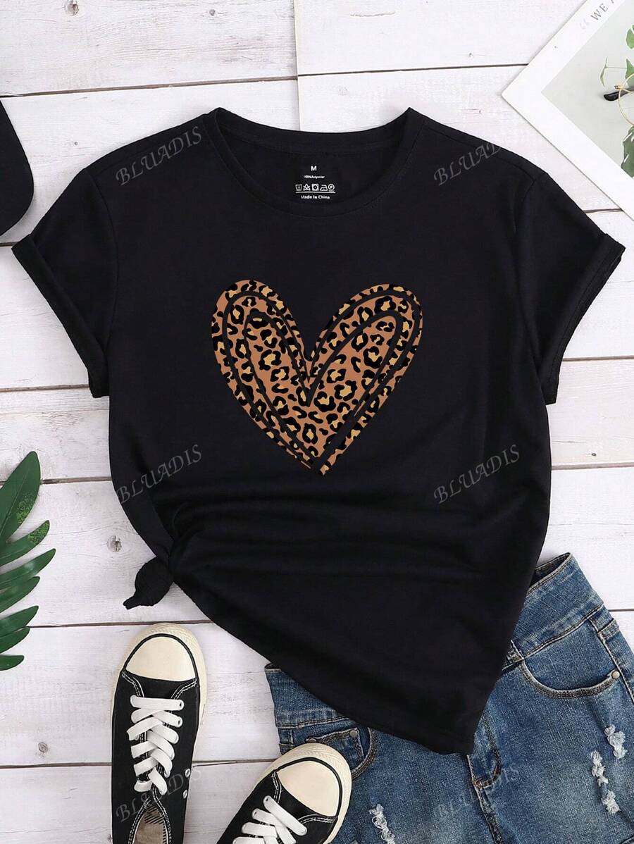 Maglietta casual da donna, Maglietta a maniche corte in misto poliestere per signore, Maglietta casual da donna a maniche corte con stampa leopardata a cuore, top nero da donna, abbigliamento primaverile ed estivo