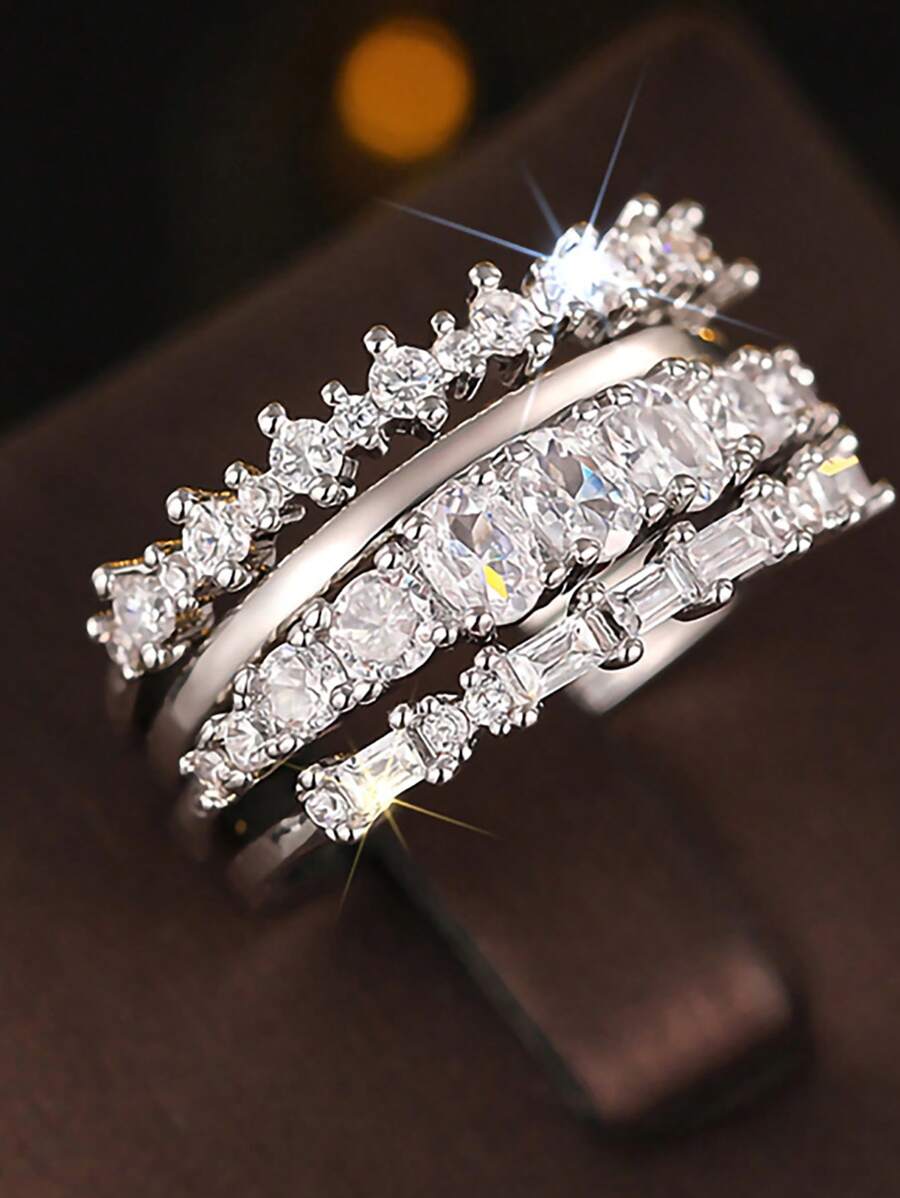 Un ensemble de 4 bagues en argent sterling 925 avec des zirconias scintillants et un design géométrique. Bijoux de dames pour femmes, cadeaux de bijoux fins et créatifs. Idéal pour la vie quotidienne, les sorties, la décoration des bals de promo et les fêtes.